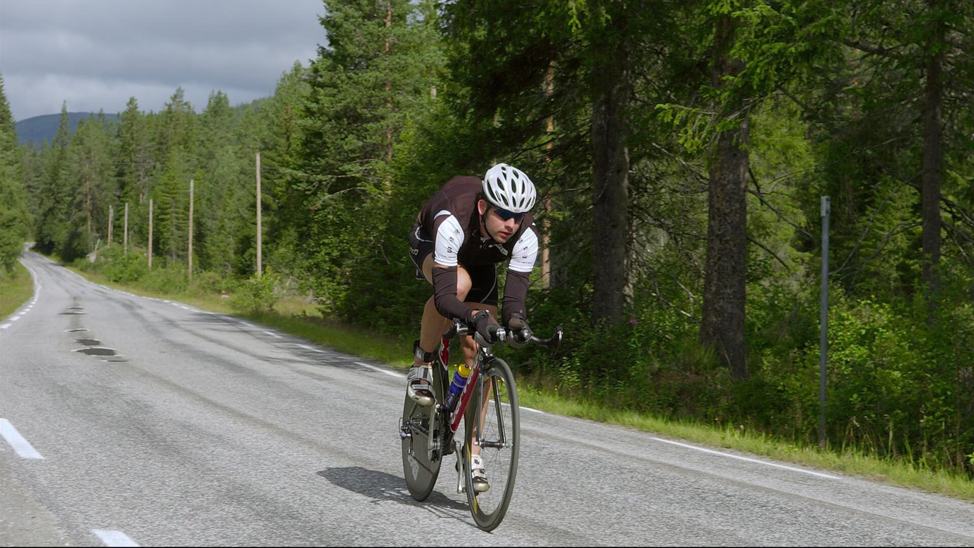 孙兴慜爆发撕裂防线，丹麦火力压制突尼斯，亚洲之光与北欧铁骑的战术交响