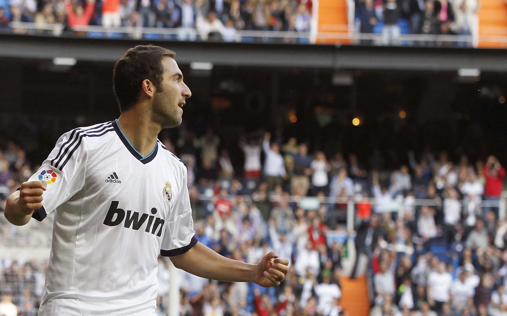 西甲德比硝烟未散，马里狂胜乌克兰，足球如何成为全球权力流动的镜像？